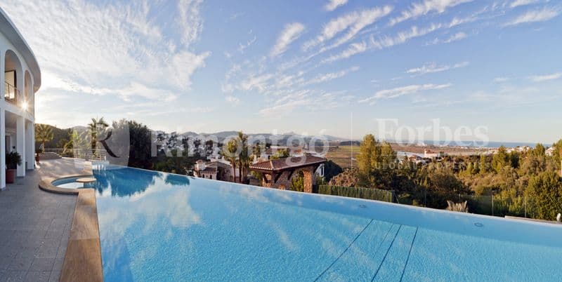 Large villa of exclusive design with views of the valley and the sea with infinity swimming pool, spa area and well-maintained gardens.