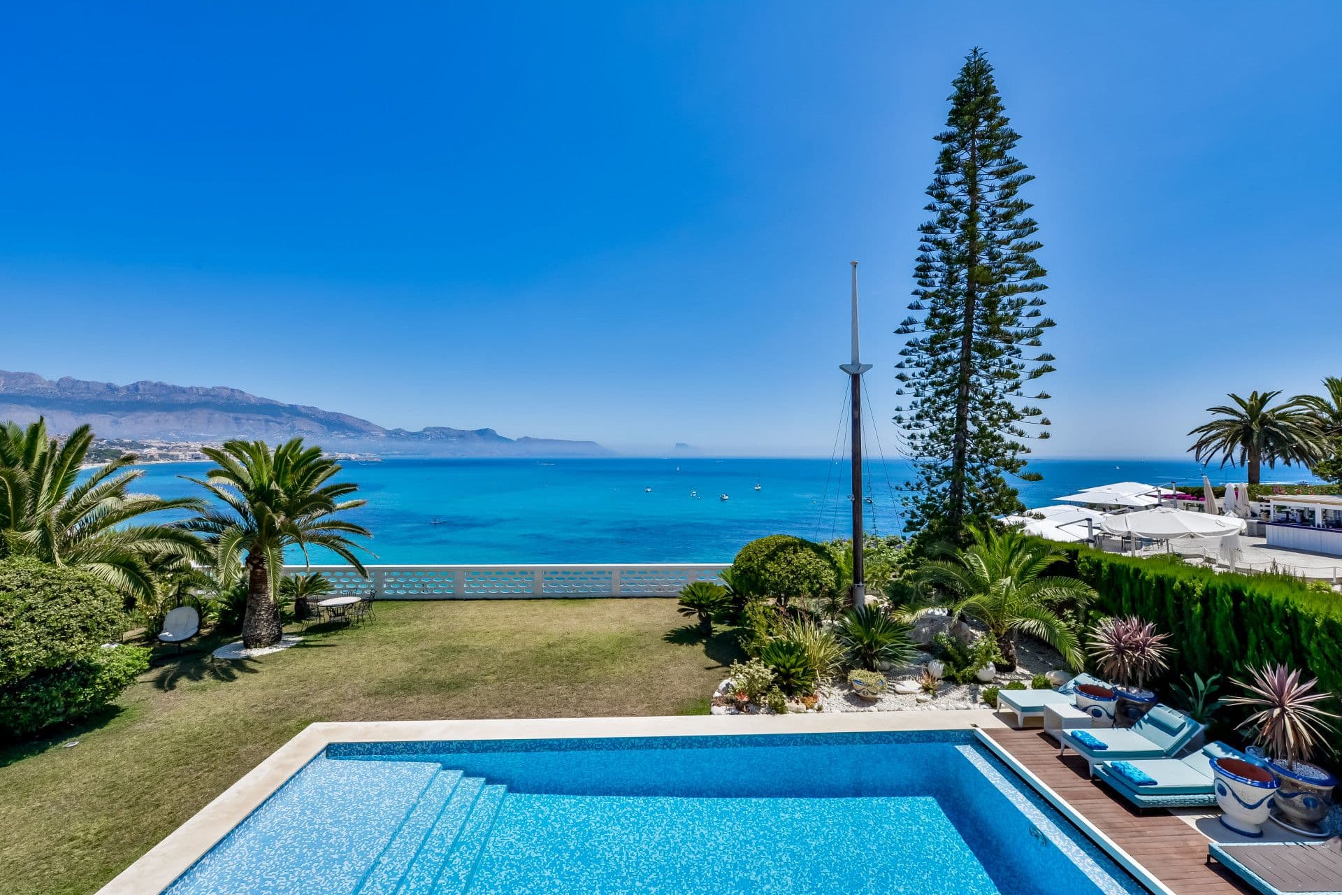 Villa for sale in front of the sea, located in the Playa del Albir.