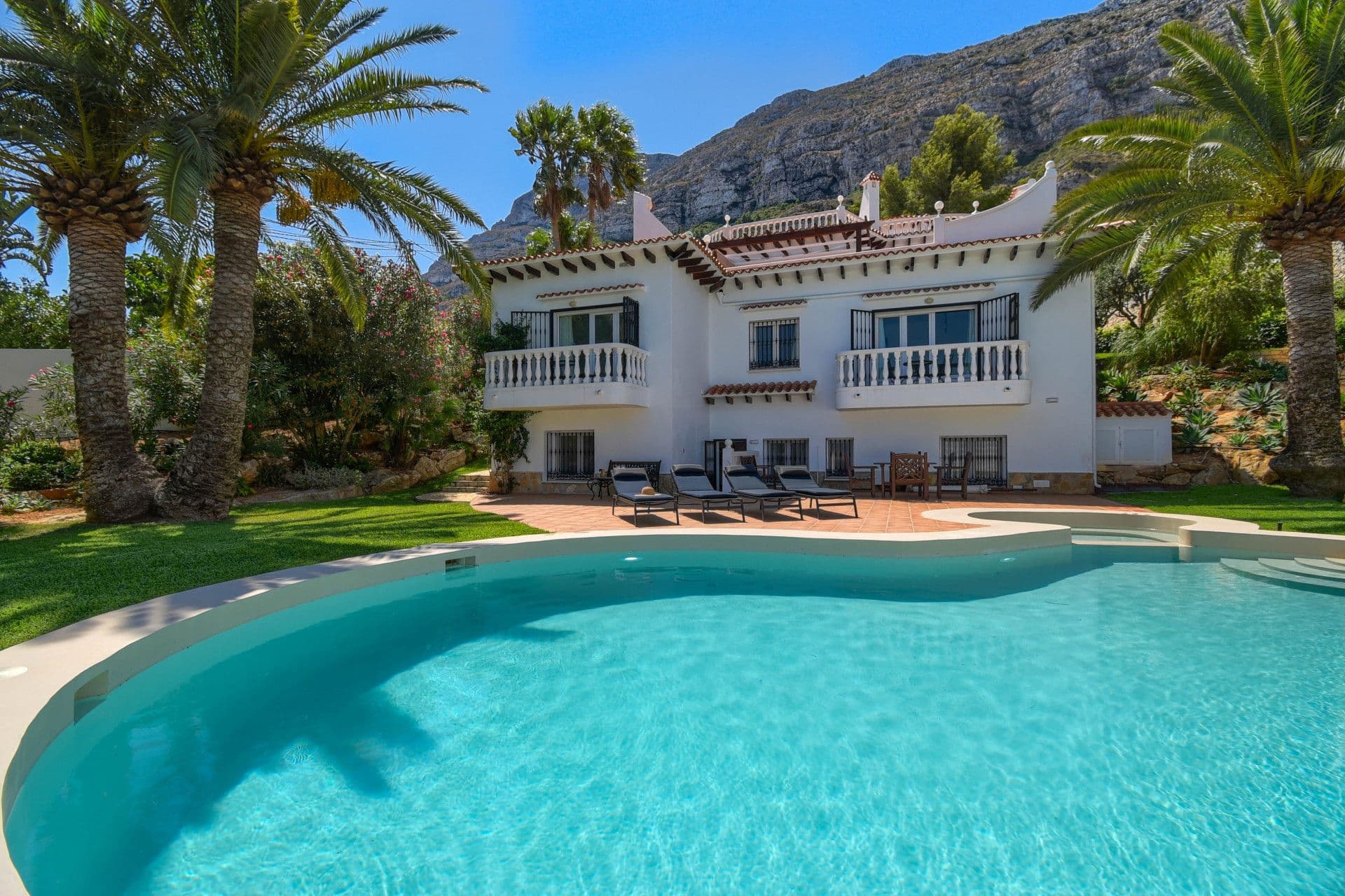 Villa in Montgó - Denia with spectacular views of the sea and the port.