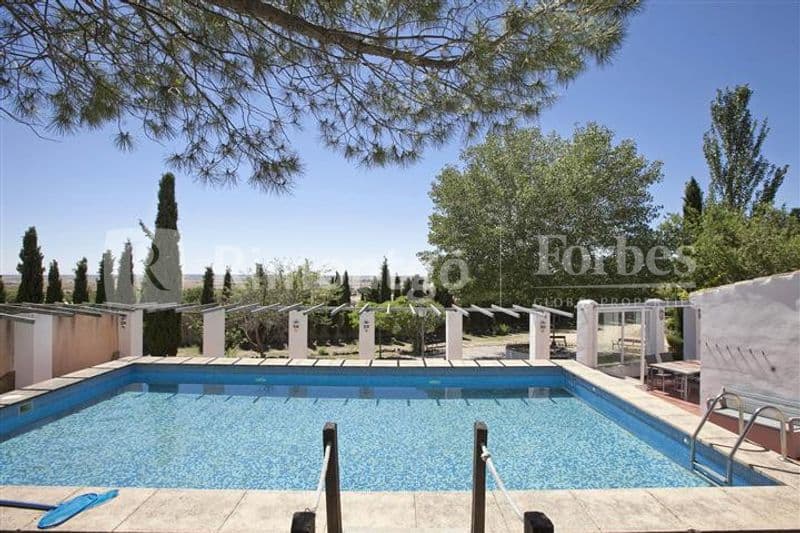 Manor house with a swimming pool located in the town of Belmonte, Cuenca.