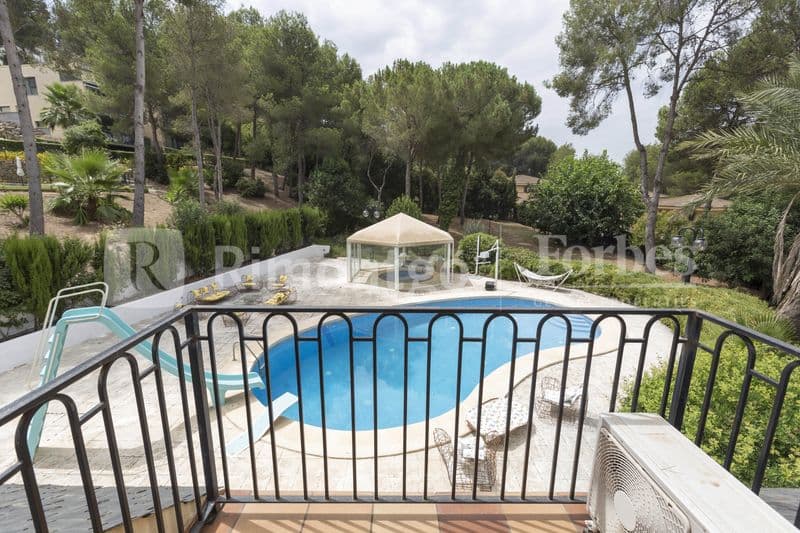 Villa with swimming pool and jacuzzi in front of the Bosque golf course in Chiva, Valencia. 