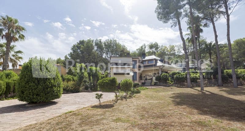 Villa with swimming pool and jacuzzi in front of the Bosque golf course in Chiva, Valencia. 
