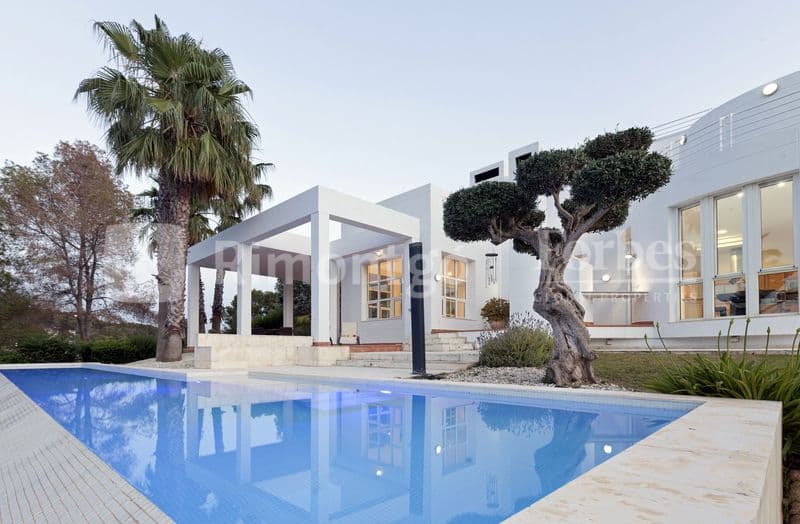 Frontline golf villa with pool for sale in El Bosque, Chiva, Valencia.