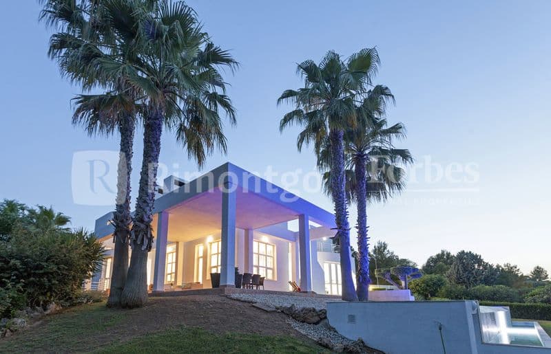 Frontline golf villa with pool for sale in El Bosque, Chiva, Valencia.