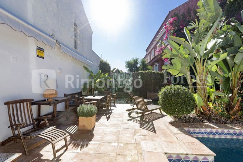 Renovated house with pool, terrace and garden in Massarojos, within close proximity to the city of Valencia. 
