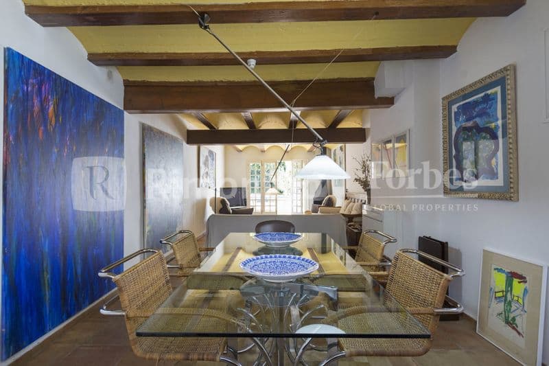 Renovated house with pool, terrace and garden in Massarojos, within close proximity to the city of Valencia. 