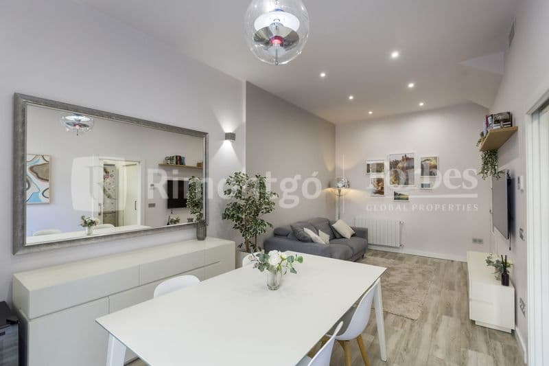 Single-family house with indoor patio with Jacuzzi for sale in Valencia's centre. 