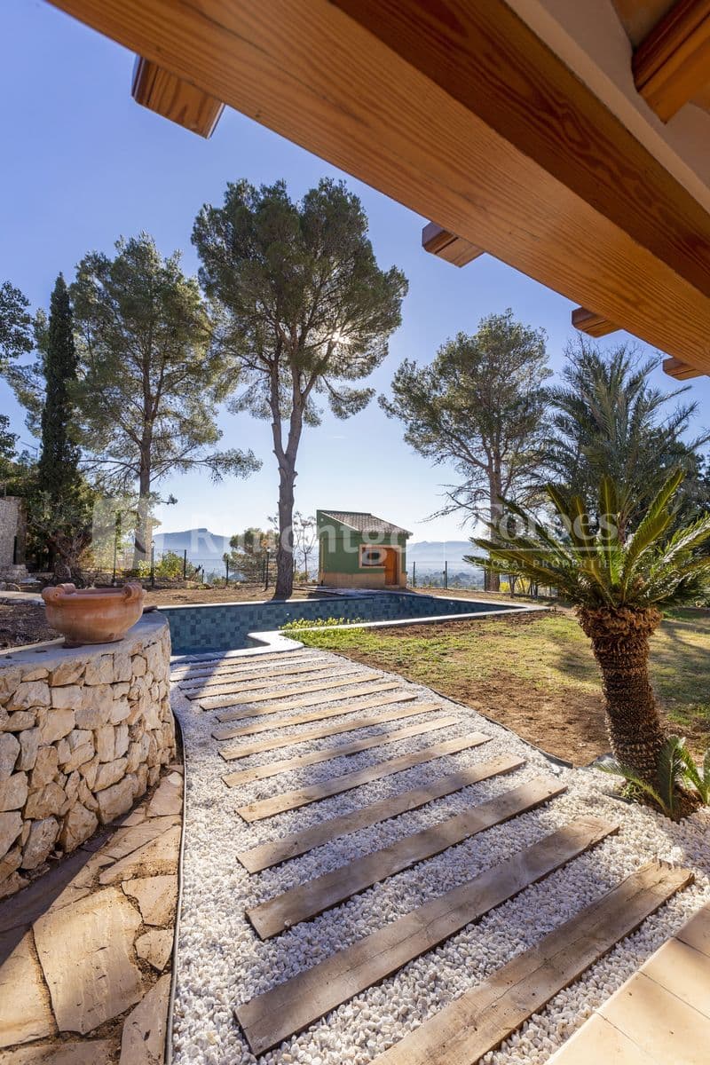 Villa located in the heart of Marxuquera, in the mountains, close to the beach and the town of Gandía.