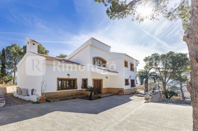Villa located in the heart of Marxuquera, in the mountains, close to the beach and the town of Gandía.