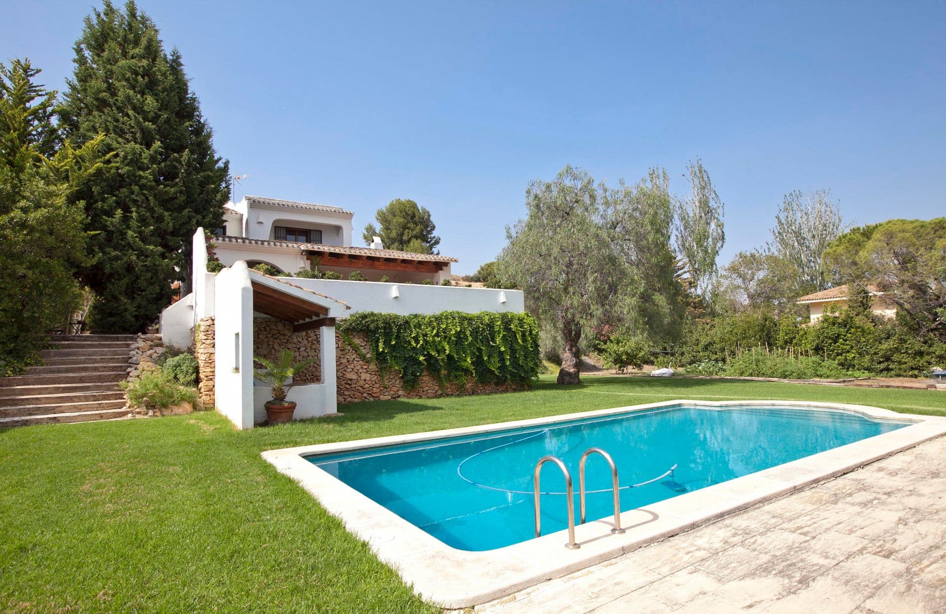 Ibiza-style villa overlooking prestigious El Bosque Golf Course in Chiva, near Valencia
