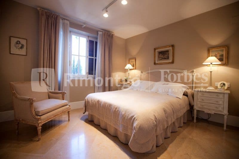 Exclusive villa in a renowned residential complex very close to Valencia.