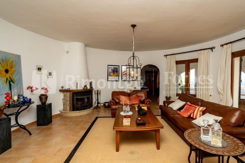 Mediterranean villa with pool for sale in Monte Pego.