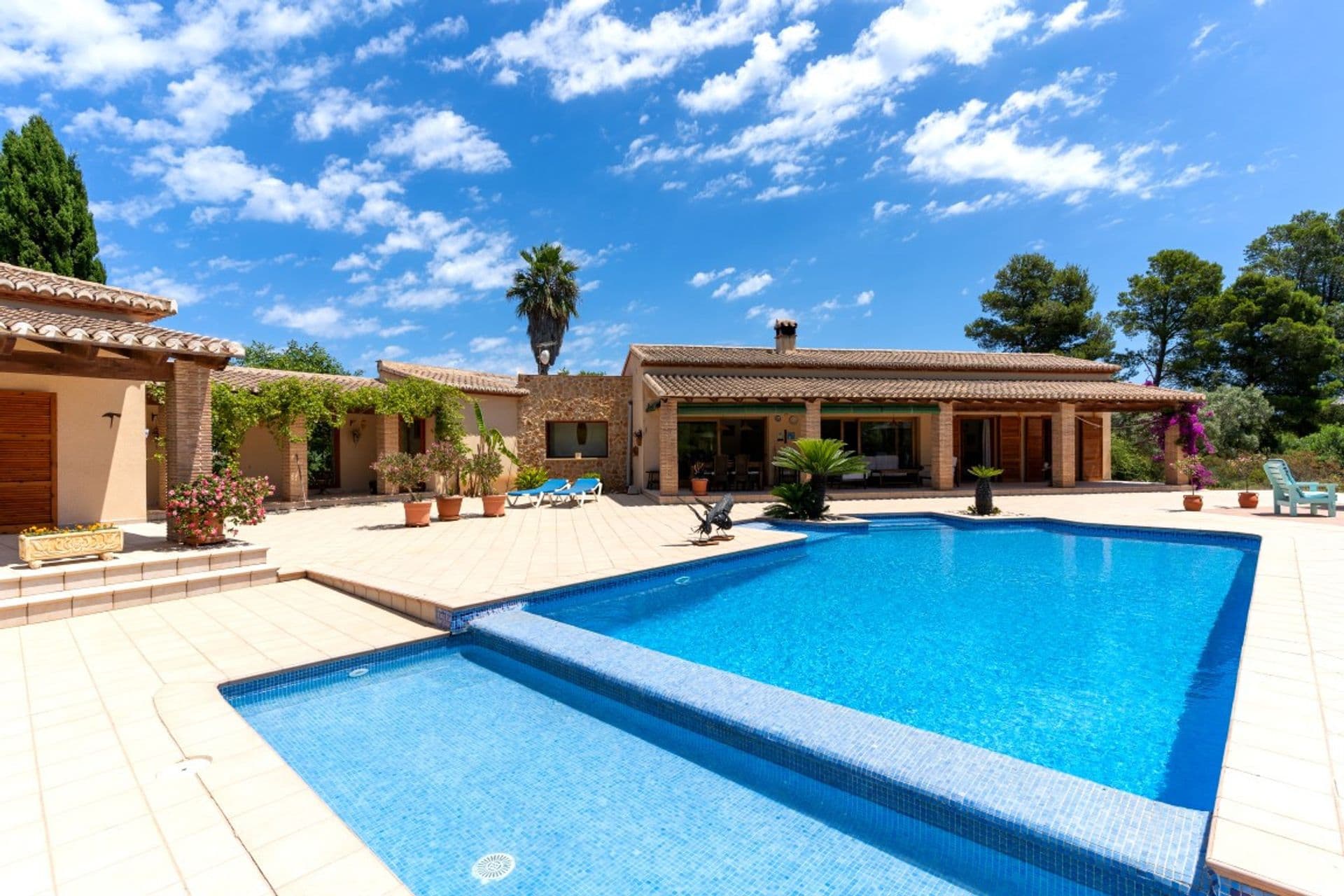 Villa with terrace areas and large pool for sale in La Plana, Jávea.