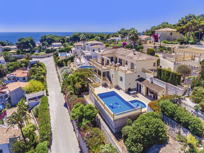 Espaciosa villa con vistas  a la isla del Portichol en la urbanización Balcón al Mar de Jávea.