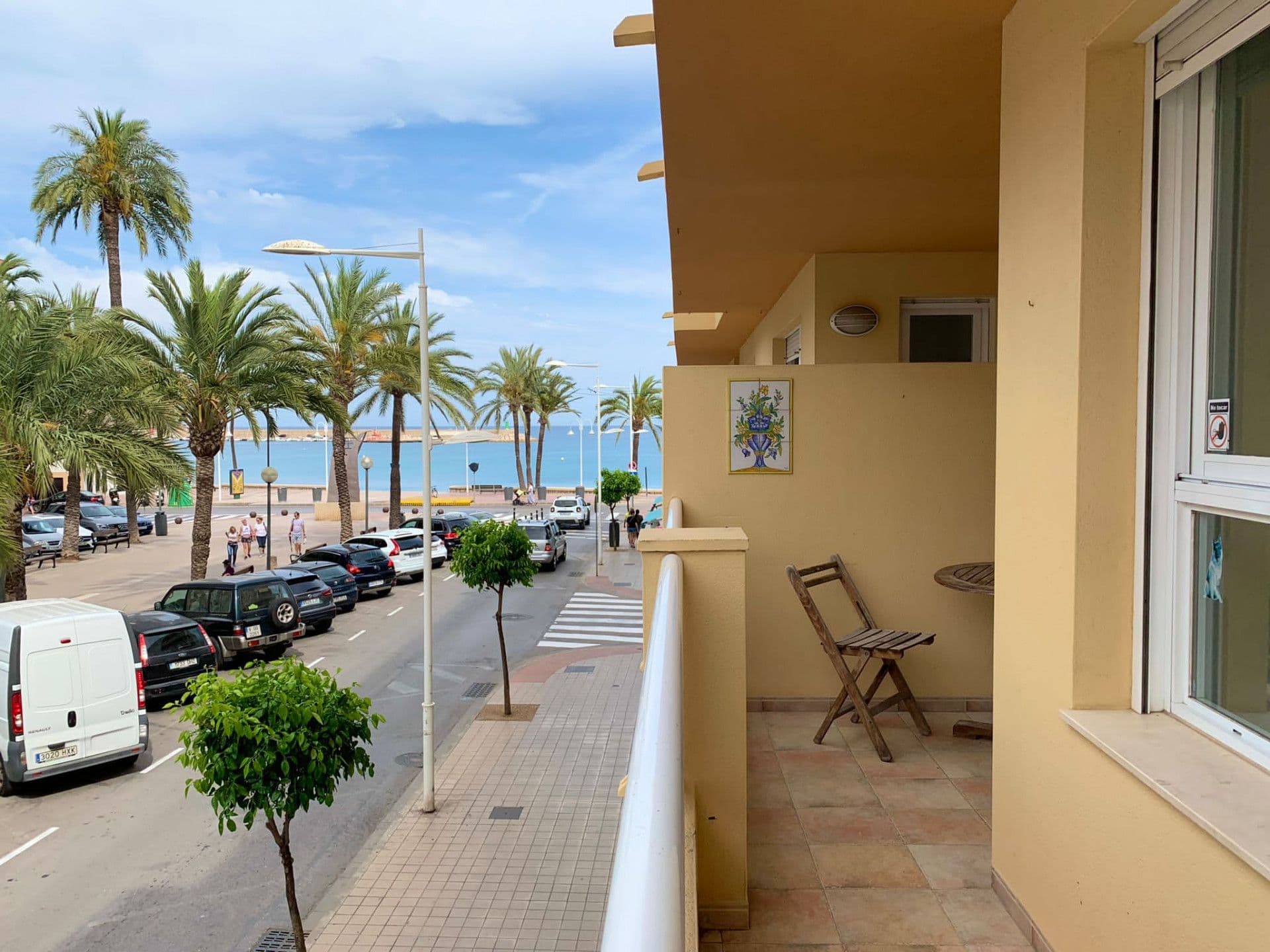 Bright flat located in the heart of the port, next to the beach.
