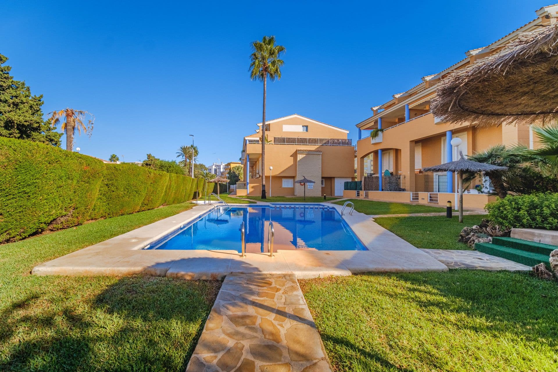 Piękny dwupoziomowy penthouse w bardzo cichej urbanizacji blisko plaży, w okolicy Cala Blanca, w Jávea, Alicante.