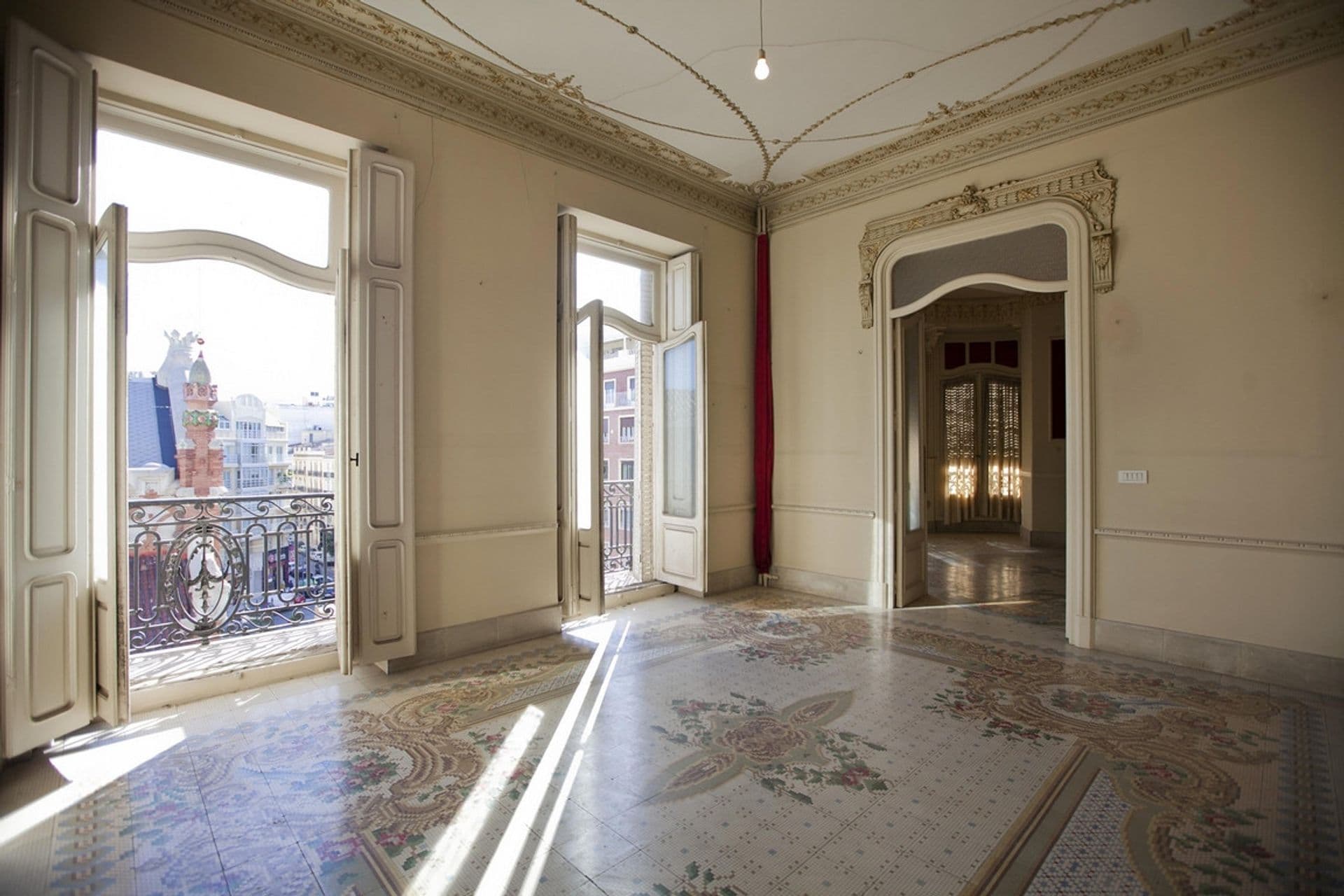 Large property in a stylish building in the centre of Valencia