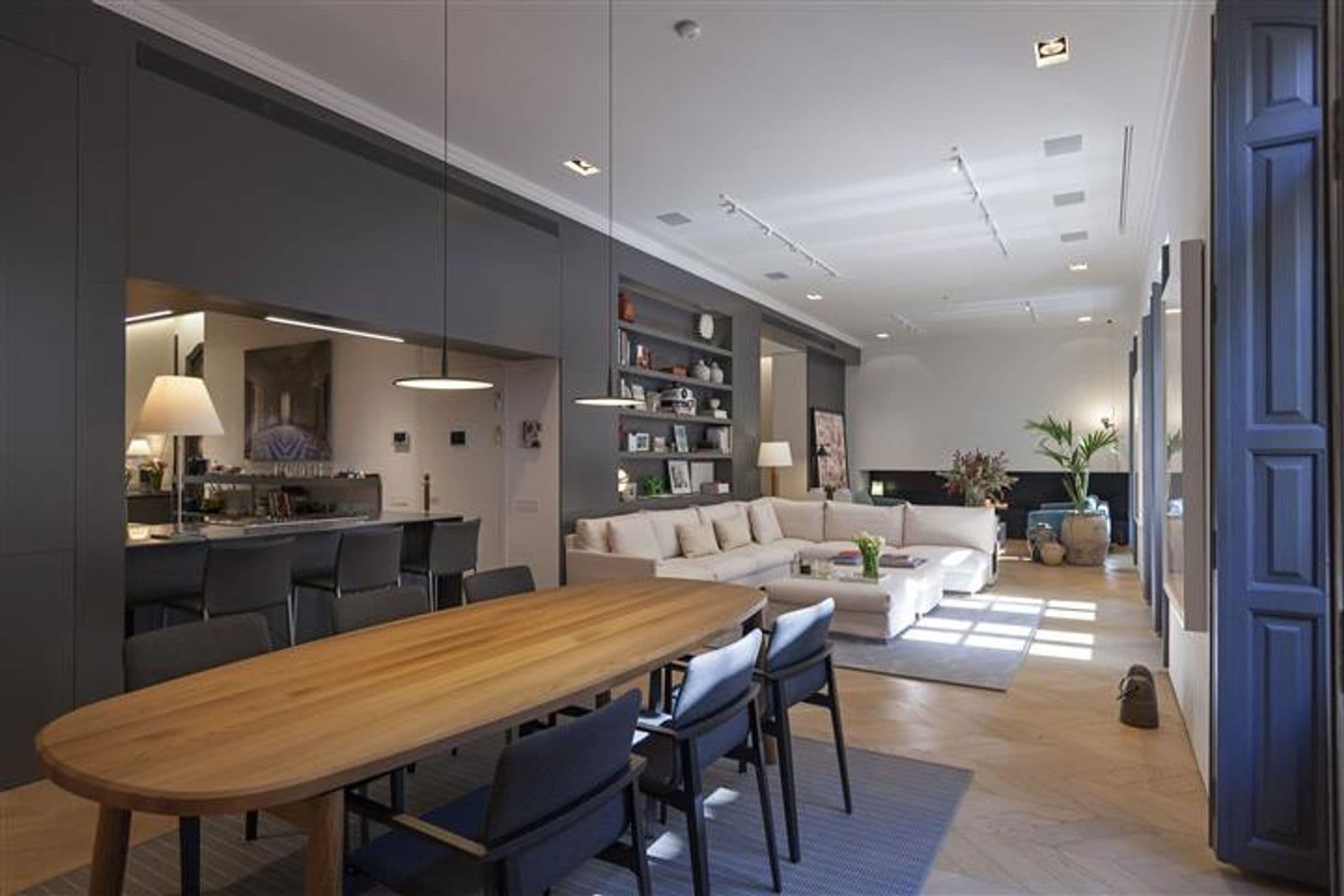 Reformed 345m2 apartment in the centre of Eixample, Valencia.