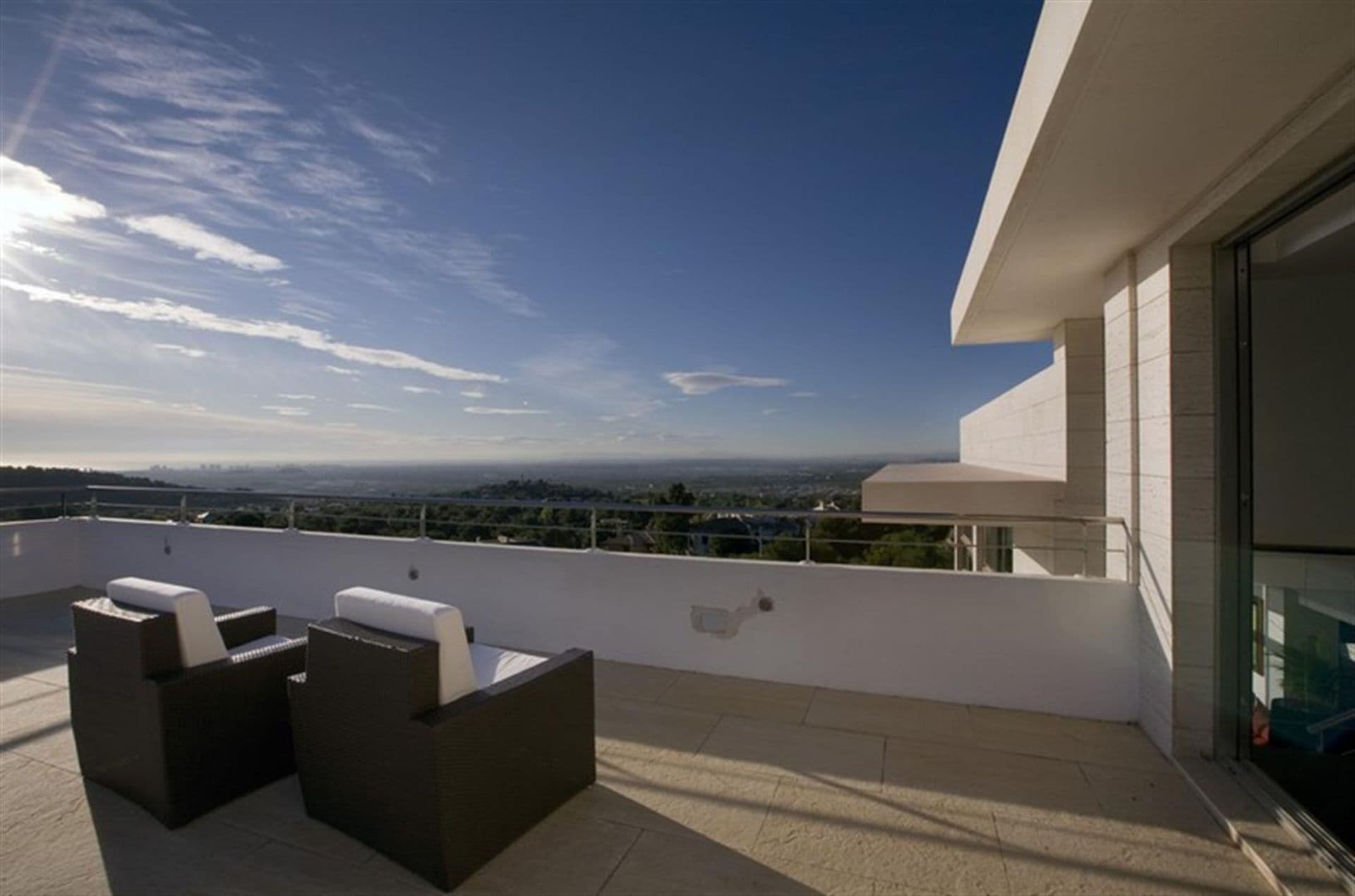 Villa im modernen Stil in der hervorragenden Urbanisation Los Monasterios in Puzol, 20 km von Valencia.Sie bietet Grosszügigkeit, Komfort im modernen Stil und ist sehr sophistisch in seiner Ausstrahlung, kombiniert mit einem hervorragenden Ausblick