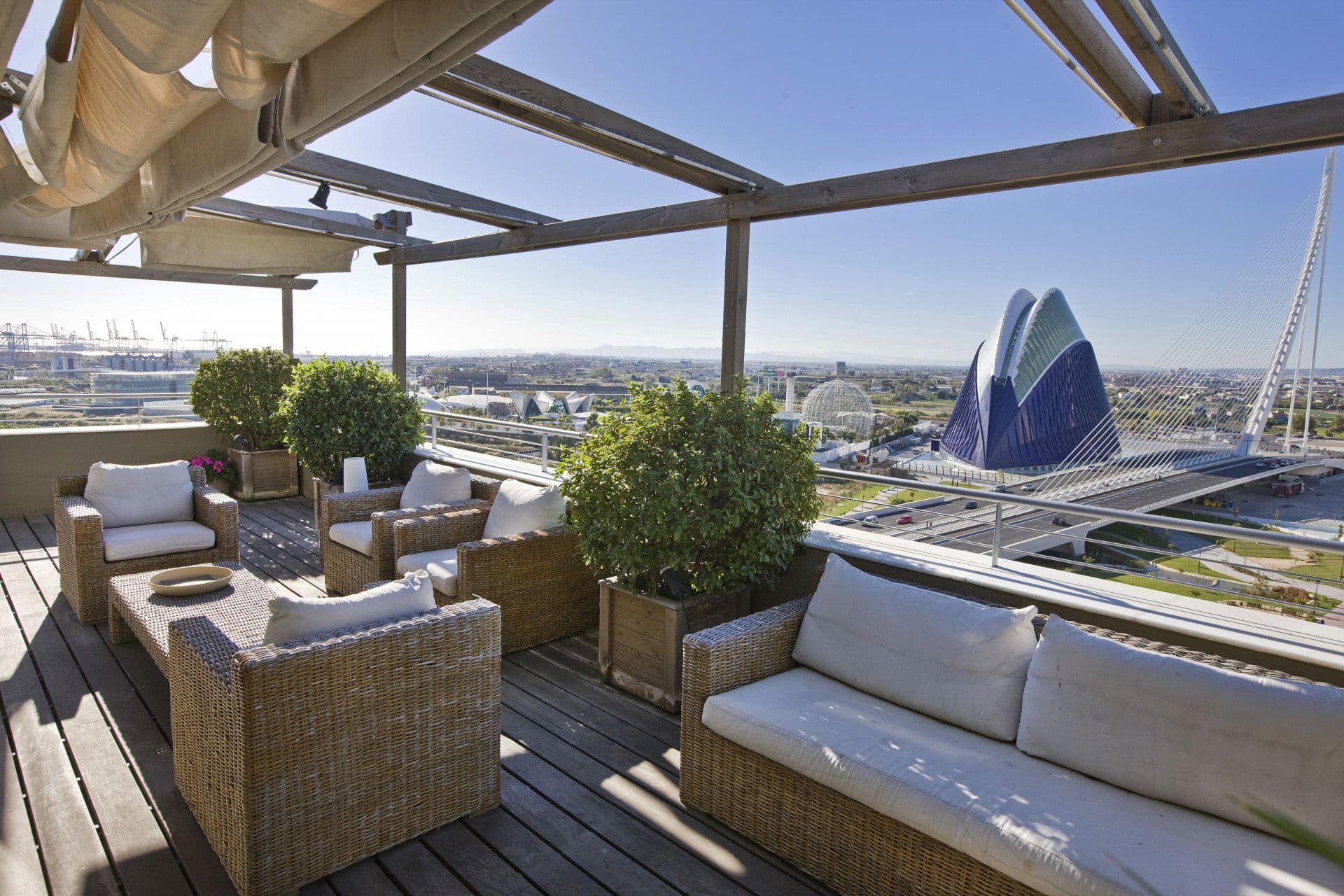 Magnificent duplex penthouse, recently renovated using high quality materials, with prime views of the City of Arts of Sciences. This luxurious three-bedroom apartment is close to all the facilities of the Rio Turia area and central Valencia.